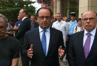 François Hollande, le président de la République et son ministre de l’Intérieur, Bernard Cazeneuve se sont immédiatement rendus sur les lieux, en cette heure grave où l’on traite des hommes comme des animaux, aux antipodes de toute humanité.  (© Elysée.fr)