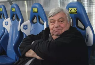 Ce titre historique de Champion de France valait bien une belle « coupe » au couleurs du MHSC, pour Loulou ! (DR)