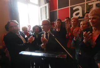 Jean-Pierre Moure, à l'inauguration de son local, avec notamment, Jacques Martin, Julie Frêche et Gabrielle Deloncle. (DR)