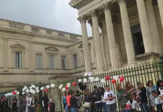 Une cinquantaine de personnes s’est rassemblée aujourd’hui devant la Cour d’assises de l’Hérault. Pour demander à l’avocat général et au procureur de la république de faire appel du verdict frappé du sceau de l’indécision dans l’affaire du meurtre de Salah sur le parking du Milk.