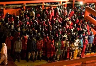 il y a deux jours, un cargo battant pavillon moldave, avait été ramené à terre par la marine italienne avec 900 migrants à bord... (DR)