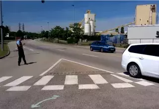 Un homme a été décapité avec une "mise en scène macabre", de source policière, sa tête ayant été retrouvée sur les grilles de l’usine au côté de deux drapeaux islamistes. (Capture d’écran Dauphiné Libéré)