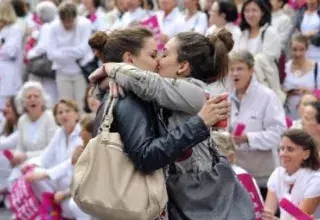 Cette photo prise par Gérard Julien de l'AFP,  lors d'une manifestation des opposants au droit au mariage des homosexuels, est devenu une icône de la lutte pour l'égalité. (© Gérard Julien)