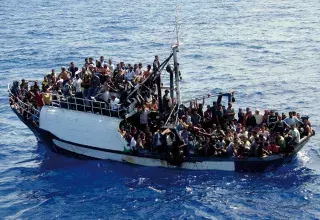 l'embarcation à la dérive avait croisé plusieurs bateaux et un hélicoptère leur avait même lancé des biscuits et de l'eau... (Marine Nationale)