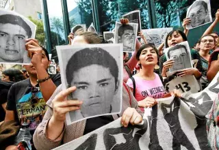 manifestation d'indignation en hommage au étudiants dispaurus... (DR)