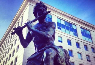 Une statue de Dyonisos, au cœur du quartier Antigone, créé à Montpellier à partir de 1977 par Georges Frêche, avec l'inspiration du géographe urbaniste Raymond Dugrand. (N.E)