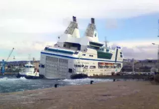  Le ferry a été finalement tenu à quai à l'aide de remorqueurs... (DR)