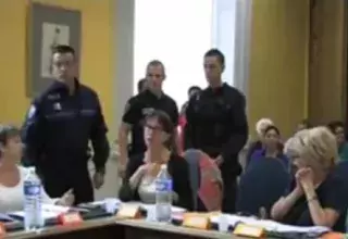 L’élue d’opposition a terminé la session du conseil municipal encadrée par trois policiers, mais n’a pas été expulsée comme l’aurait souhaité le maire d’Orange, Jacques Bompard. (Capture d’écran vidéo)