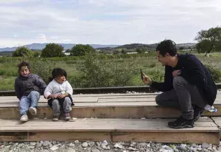 Orlando Bloom rend visite à des réfugiés syriens en Macédoine