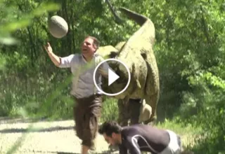 Pour Pâques 2017, Rémi Gaillard a surpris un joggeur en s'enfuyant avec un gros œuf de dinosaure, ancêtre de nos oiseaux pondeurs d'œufs en chocolat avec un vélociraptor plus vrai que nature à ses basques.