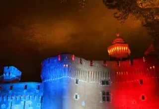 L’hommage de lumières rendu à Perpignan en bleu, blanc et rouge se poursuivra jusqu’à dimanche soir. 