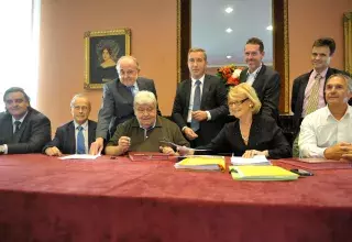 Hélène Mandroux et Louis Nicollin ont signé l'acte de vente, entourés de Serge Fleurence, 1er adjoint, et de Patrick Vignal, adjoint au maire chargé des sports. (© Ville de Montpellier)