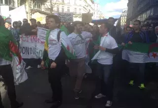 vêtus de tee-shirts blancs frappés de l’emblème national... (photo: N.T)