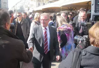 A l'issue de sa déclaration de candidat à la candidature socialiste pour les municipales de 2014, Jean-Pierre Moure a salué les Montpelliérains présents jusque sur la Place de la Comédie. (© N.E) 