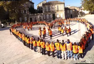 vendredi 07 novembre à 10h, main dans la main, les 250 participants se sont tenus liés pour qu’un cœur ainsi se dessine... (© Valérie SUAU)