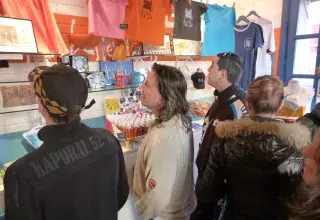 La boutique est le point de rendez-vous central des fans. (Laurent Nobles)