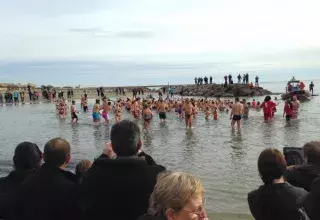 Déguisés ou en maillots de plage, les courageux baigneurs ont sauté à l’eau sous l’œil des spectateurs chaudement vêtus. (© N.G) 