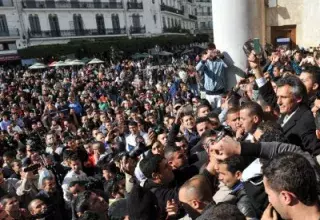 Rachid Nekkaz lors d'un premier attroupement au coeur d'Alger durant les présidentielles... (DR)