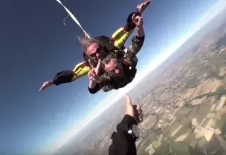 4000 mètres d’altitude, 1 minute de chute libre, il n'en fallait pas moins pour Dominique Reynié afin de faire taire les mauvaises langues. (Capture d'écran/YouTube)