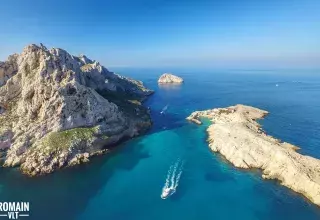 Les images de toute beauté filmées par Romain Vlt Drone au dessus des Calanques de Marseille, en Méditerranée, sont à couper le souffle ! 