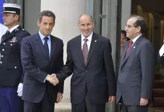 Nicalas Sarkozy en compagnie des dirigeants du CNT Libyen (Xinhua)