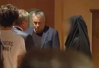 Une jeune femme voilée interpellée par son professeur en plein cours