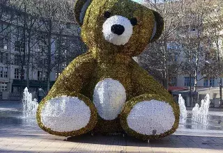 Haut de 4 mètres, l’ours Teddy est déjà bien assis place du Nombre d’Or, pendant que la mappemonde est en train d’être installé sur la Comédie. 