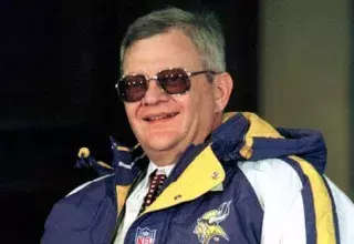 Tom Clancy, célèbre pour avoir écrit "A la poursuite d'octobre rouge" décédé à l'âge de 66 ans