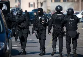 Les groupes d'intervention de la police nationale, le GIPN de Bordeaux et de Marseille, sont en route pour Toulouse.