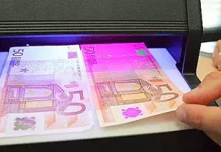 En France, plus de 317.000 € de faux billets ont été retirés de la circulation en 2013, d'après le rapport de la Banque Centrale Européenne.