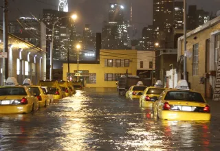 Une partie de New York a été plongée dans le noir et le sud de Manhattan a été inondé... (Xinhua)