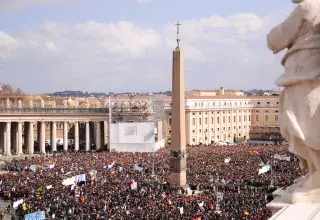 des milliers de fidèles ont longuement attendu sur la Place Saint-Pierre... (Xinhua)