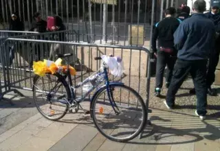 Entre le vélo et le royaume, le préfet de l'Hérault et de région a vite choisi ! Pierre de Bousquet de Florian n'a pas accepté l'offrande, mais le dialogue est établi avec les cyclistes ! (© J.M)