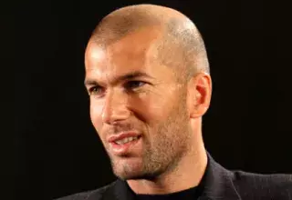 Zizou aurait été approché par le président de la Fédération française de football, Noël Le Graët, pour succéder à Laurent Blanc, selon le journal sportif L'Equipe.